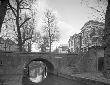 83608 Gezicht op de Paulusbrug over de Nieuwegracht te Utrecht, uit het zuiden.